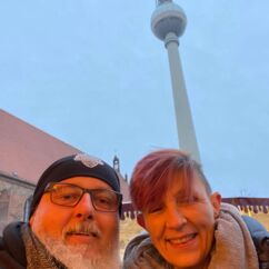 Zwei Personen stehen vor dem Fernsehturm und machen ein Selfi