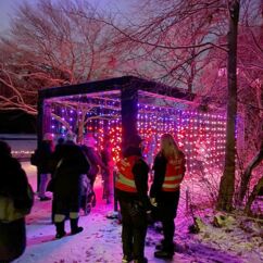 Impressionen Weihnachten im Tierpark - Personen vor einem beleuchteten Gang