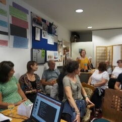 Mehrere Personen hören einem Vortrag zu