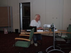 Ein Mann sitzt an einem Schreibtisch