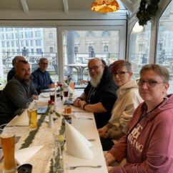 Mehrere Personen sitzen an einem Tisch in einem Restaurant