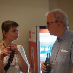 Zwei Personen unterhalten sich