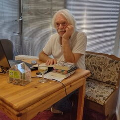 Ein Mann sitzt an einem Tisch