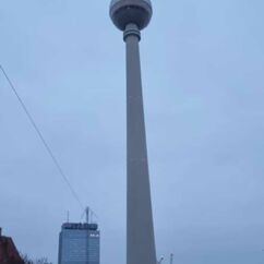 Weihnachtsmarkt, im Hintergrund der Fernsehturm