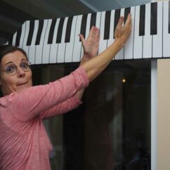 Eine Frau zeigt auf ein rollbares Keyboard