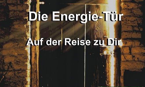 Durch eine alte Holztür die einen Spalt geöffnet ist, fällt helles Licht