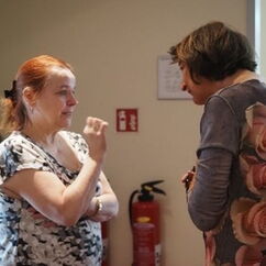 Zwei Frauen unterhalten sich