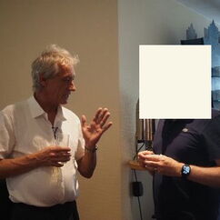 Zwei Personen stehen sich gegenüber und diskutieren