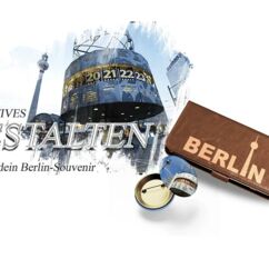 Collage mit dem Berliner Fernsehturm und Weltzeituhr und einer Smartphonehülle mit dem Schriftzug Berlin sowie Buttons mit Fernsehturm und Weltzeituhr