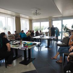 Ein Raum mit mehreren Personen die an einem Workshop teilnehmen