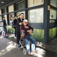 mehrere Personen am Eingang des Tierparks Berlin Bärenschaufenster