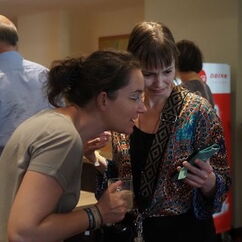 Zwei Frauen schauen auf ein Handy