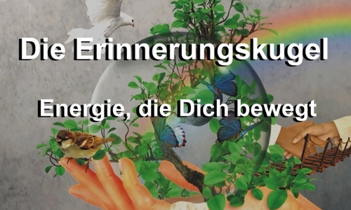 Eine Hand hält eine Glaskugel aus der ein Baum mit Schmetterlingen und Vögeln kommt