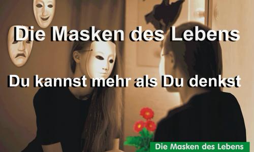 Eine schwarz gekleidete Frau sitzt vor einem Spiegel und hat eine weiße Maske auf, an der Wand hängen zwei weitere weiße Masken