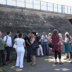 Eine Gruppe Menschen vor einer Brücke