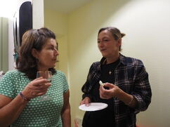 Zwei Frauen stehen nebeneinander im Gespräch